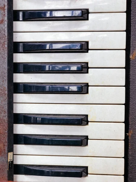 Stare retro niepotrzebne wadliwe syntezator muzyczny — Zdjęcie stockowe