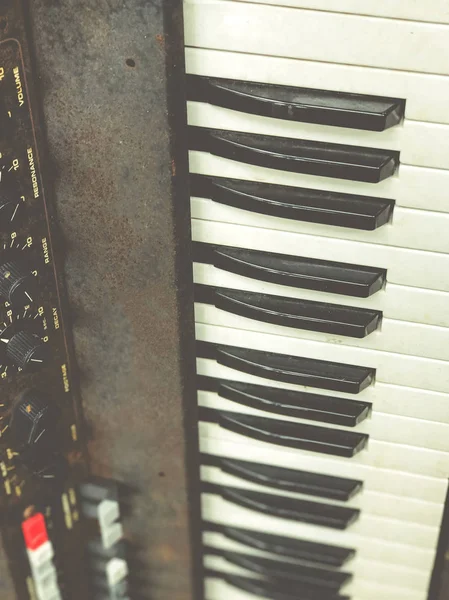 Gamla retro onödiga felaktig musikaliska synthesizer — Stockfoto