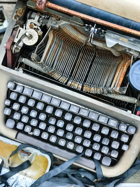 古いレトロな不必要な障害のあるタイプライター、プロの作家装置 — ストック写真