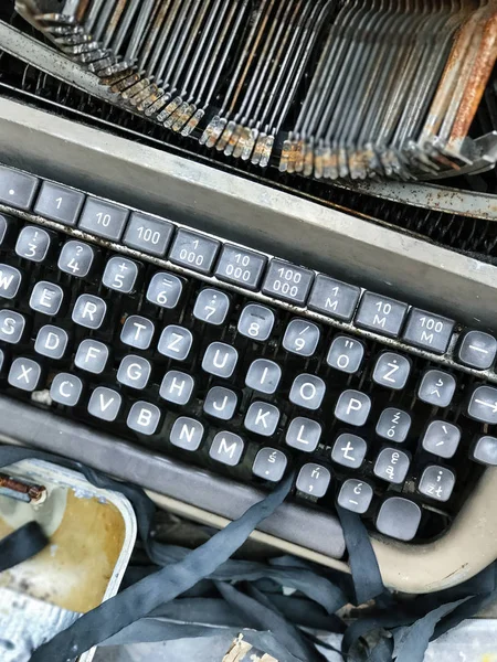 Oude retro niet onnodig defecte typemachine, professioneel schrijver apparatuur — Stockfoto