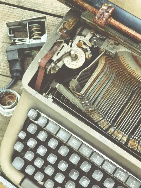 古いレトロな不必要な障害のあるタイプライター、プロの作家装置 — ストック写真