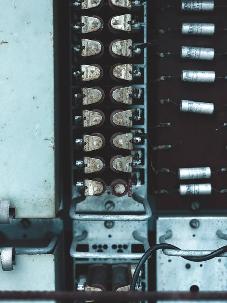 ラジオの古いコンデンサー部分プリント配線板装置 — ストック写真