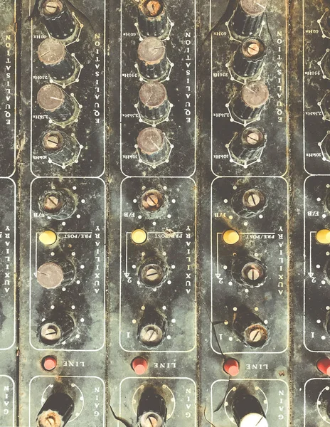 Viejo equipo musical defectuoso innecesario mezclador controlador DJ control — Foto de Stock