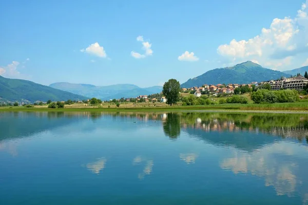 Visa sjön Plav och staden, Montenegro — Stockfoto