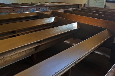 eski kilise bankları