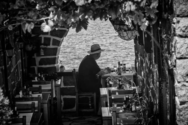 A silhueta de um homem sentado em um restaurante — Fotografia de Stock