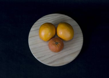 Meyve bir ahşap yuvarlak stand