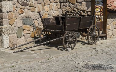 Restoranın önünde eski küçük yük arabalar 