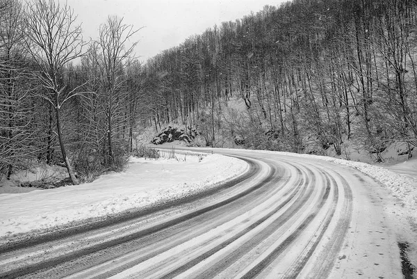 Zimní krajina v venkovské horské vesnice — Stock fotografie