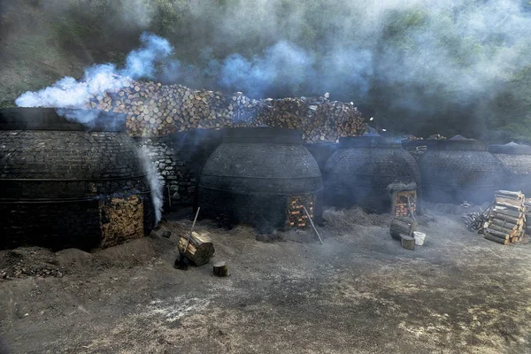 Die Produktion von Holzkohle auf traditionelle Weise im Wald — Stockfoto