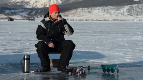 Fisherman is a man in winter fishing. — Stock Footage Fisherman is a man in winter fishing. Royalty Free Stock Footage