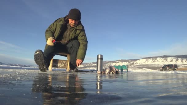 Fisherman is a man in winter fishing. — Stock Footage Fisherman is a man in winter fishing. Royalty Free Stock Video