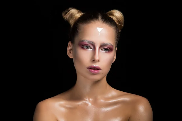 Ung kvinna med vackra make-up — Stockfoto