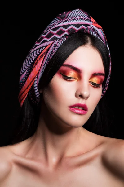 Mujer con brillante colorido maquillaje — Foto de Stock