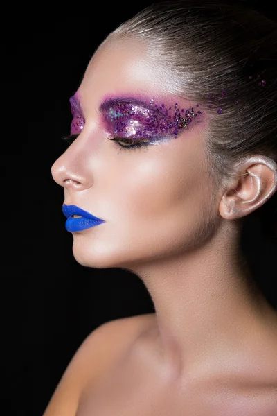 Kvinna med ljusa färgglada make-up — Stockfoto