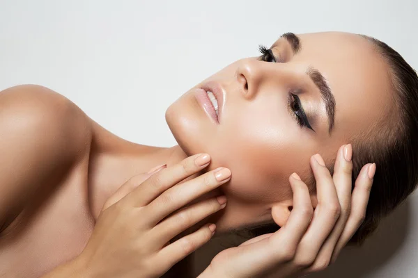 Junge Frau mit schönem Make-up Stockfoto