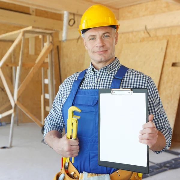 Trabajador con llave inglesa — Foto de Stock