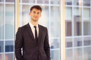 Kapalı bir genç yakışıklı işadamı portresi