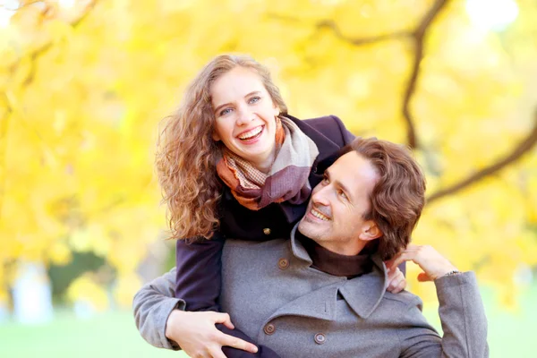 Pareja en el parque de otoño — Foto de Stock