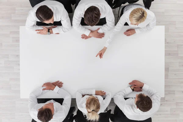 Equipe de negócios em torno da mesa — Fotografia de Stock