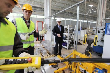 İşçiler ve kaldırma aygıt