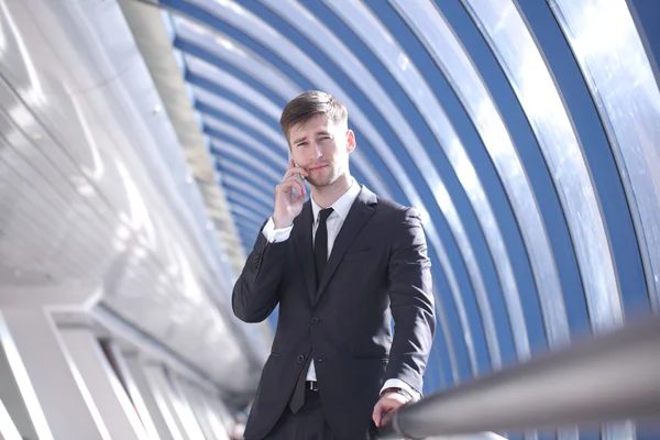 Empresario hablando por teléfono — Foto de Stock