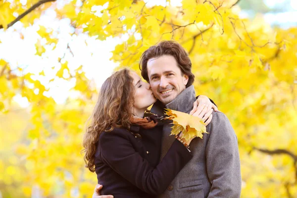 在秋天公园接吻的情侣 — 图库照片