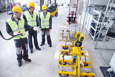 İşçiler ve kaldırma aygıt