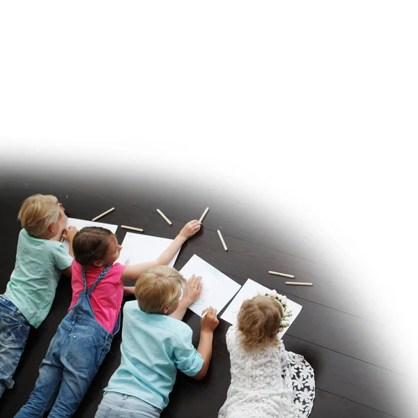 Grupo de crianças bonitos desenho com lápis coloridos no chão — Fotografia de Stock