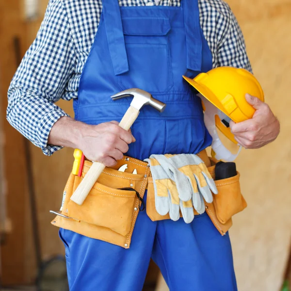 Bauarbeiter mit Hammer — Stockfoto