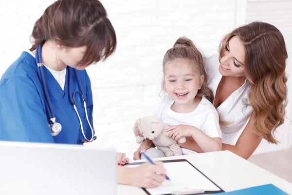 Kinderarzt und Familie — Stockfoto