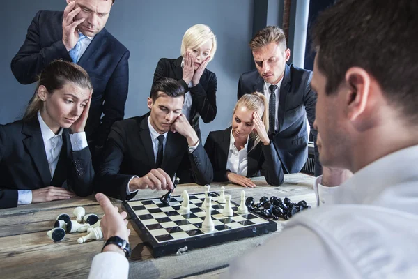 Uomini d'affari che giocano a scacchi — Foto Stock