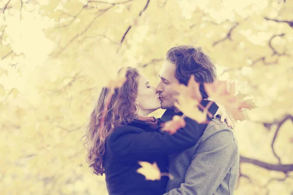 คู่รักจูบกันในสวนฤดูใบไม้ร่วง — ภาพถ่ายสต็อก