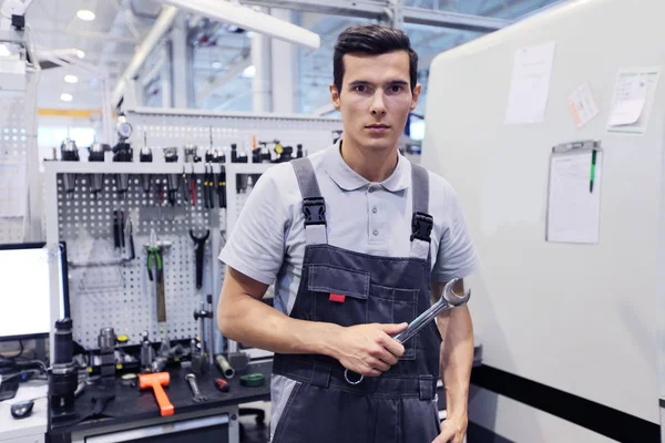 Retrato de un trabajador en su tienda — Foto de Stock