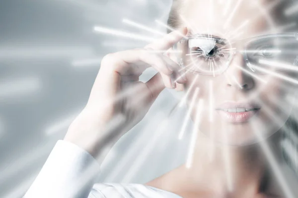Femme en lunettes de réalité virtuelle — Photo