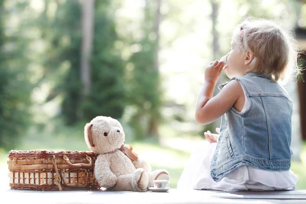 Menina jogando com ursinho de pelúcia — Fotografia de Stock