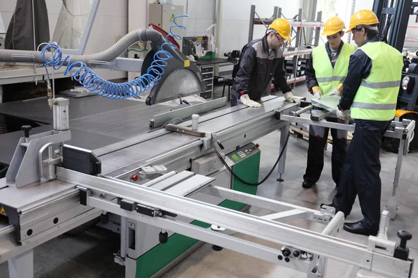 Trabajadores en taller de máquinas CNC —  Fotos de Stock