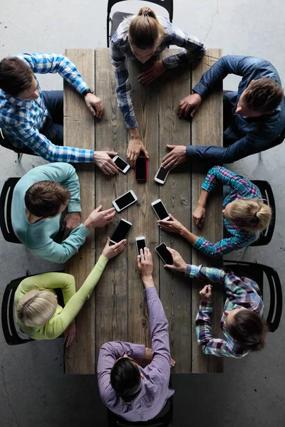 Pessoas com smartphones — Fotografia de Stock