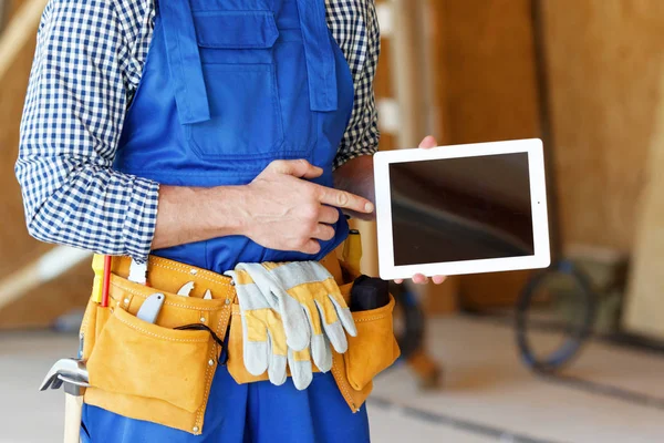 Arbetaren pekar på tablet — Stockfoto