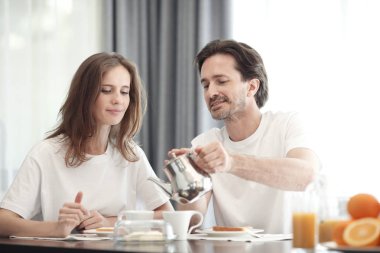 Çift kahvaltı yapıyor. 