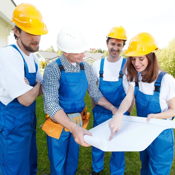 Equipo de constructores con plan — Foto de Stock