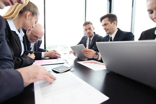 Mensen uit het bedrijfsleven werken — Stockfoto