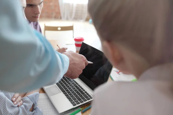 Collega 's die met laptop werken — Stockfoto