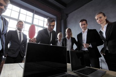 İş adamları ping pong oynamak