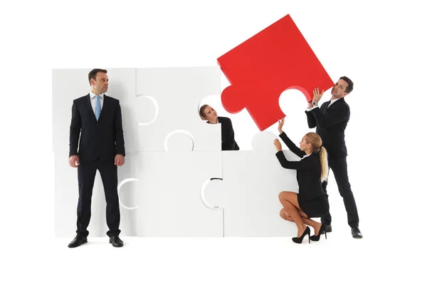 Business-Teamwork mit großem Puzzle — Stockfoto