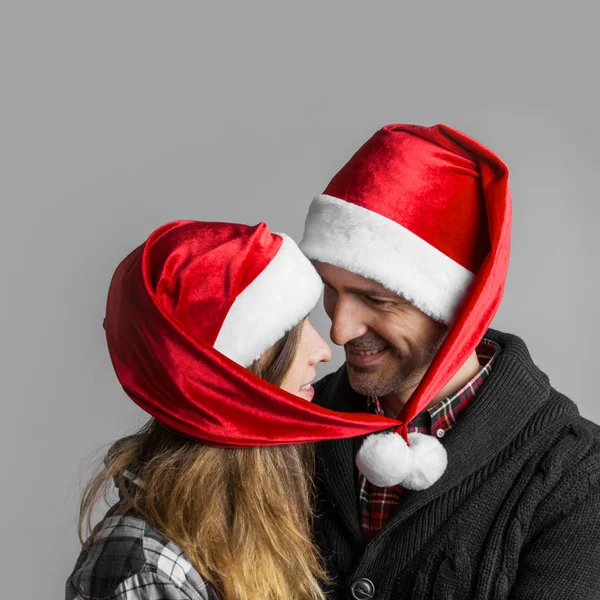 Pareja en los sombreros de Santa — Foto de Stock