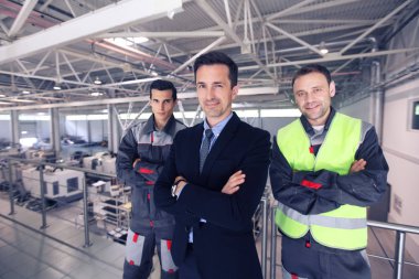 Yöneticisi ve fabrika işçileri