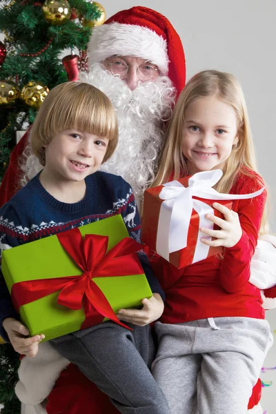 Santa Claus y los niños — Foto de Stock