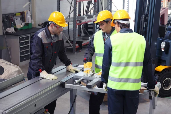 Travailleurs dans l'atelier de machines CNC — Photo