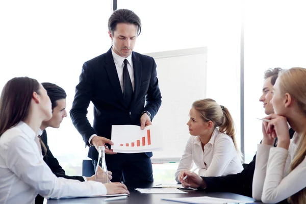 Empresario mostrando diagrama — Foto de Stock